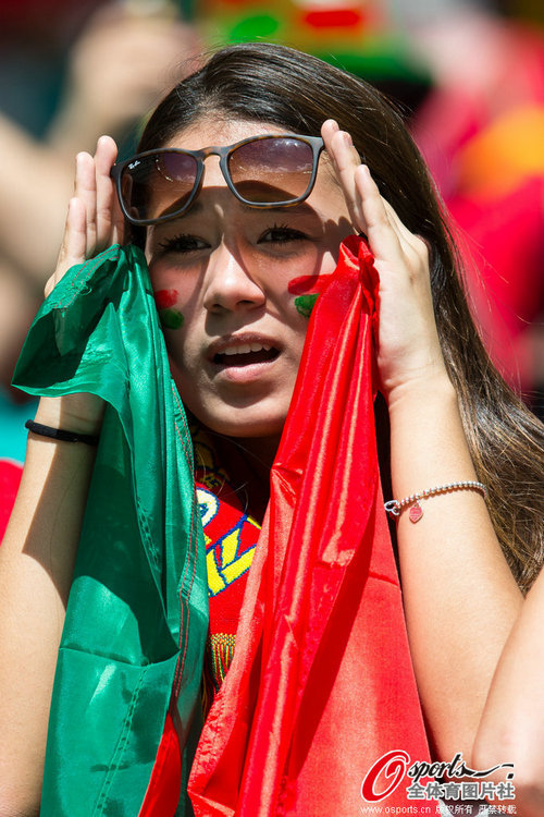 高清:世界杯德美迎来开门红 美女球迷激情助威