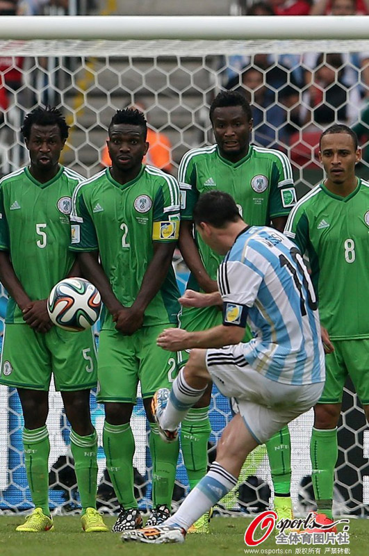 高清:阿根廷3-2胜尼日利亚 梅西两球两队携手晋