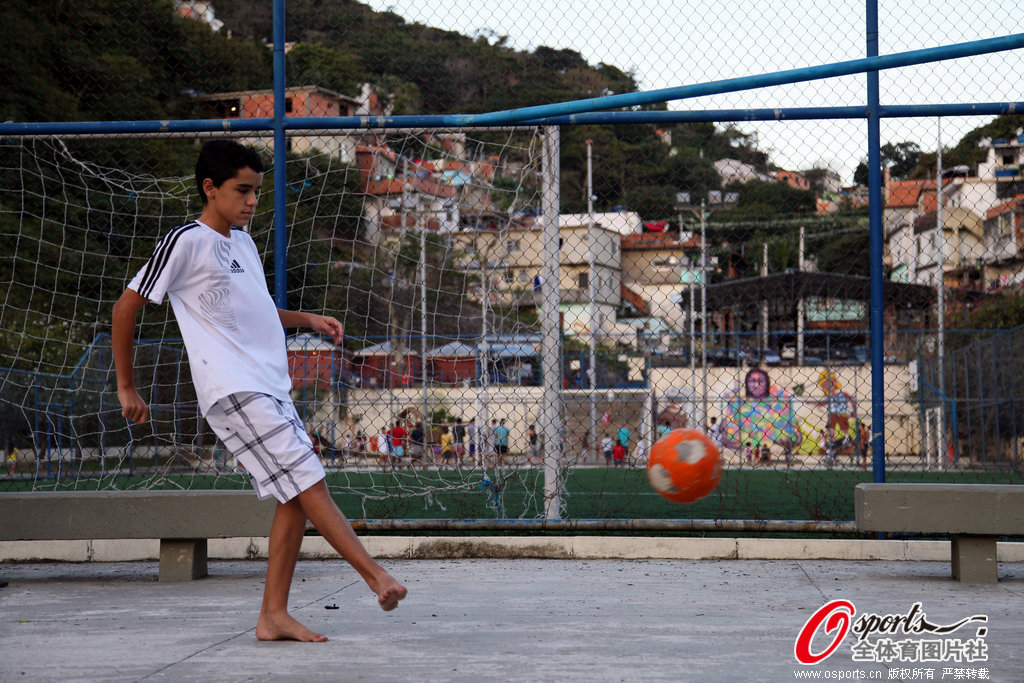高清:探访巴西贫民窟足球的快乐生活- Micro R