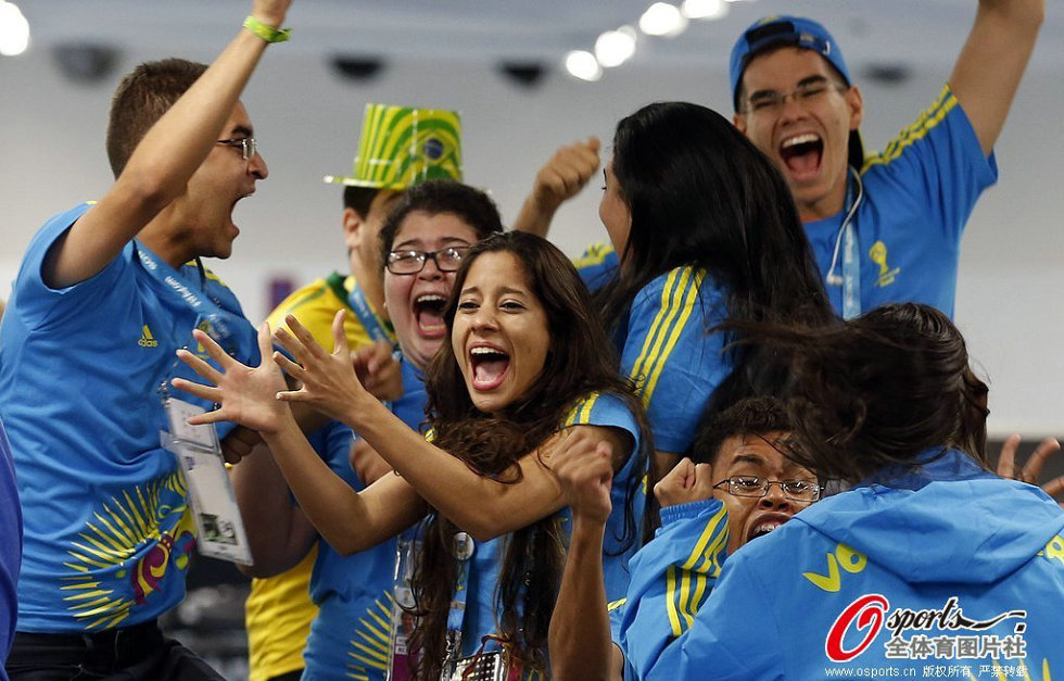 高清:巴西晋级世界杯八强 全国各地球迷疯狂庆