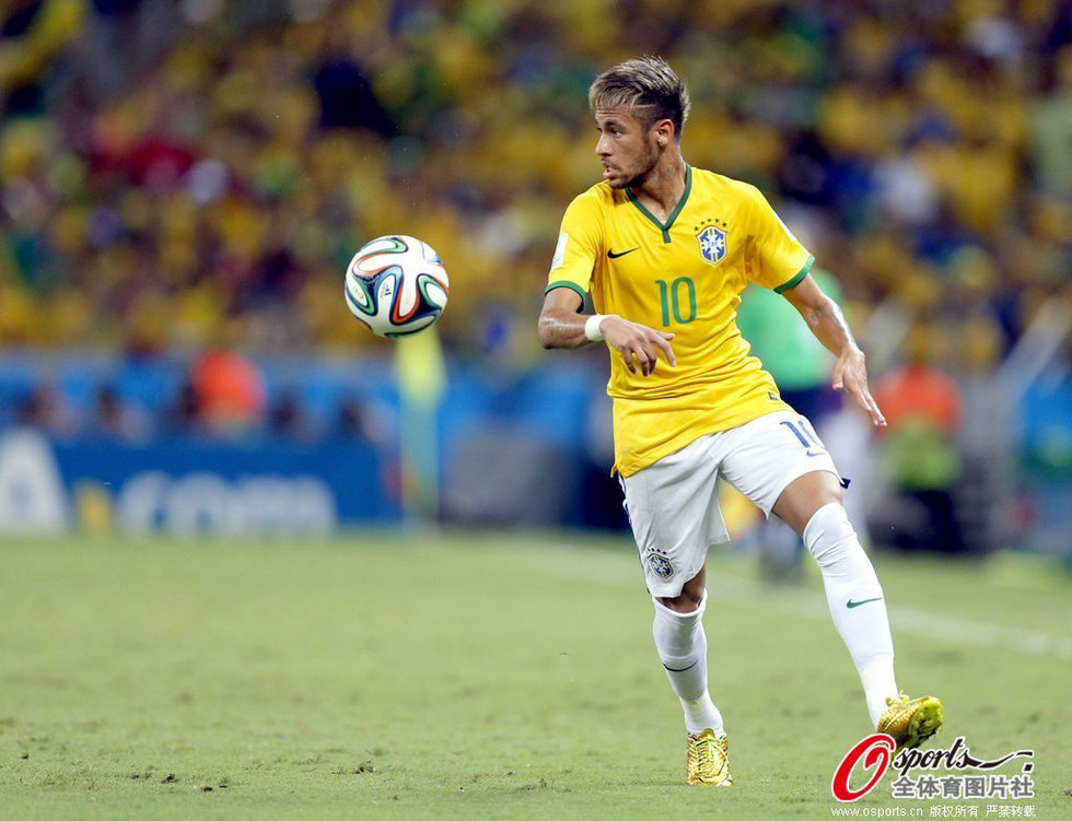 高清:巴西2-1险胜哥伦比亚 半决赛将战德国