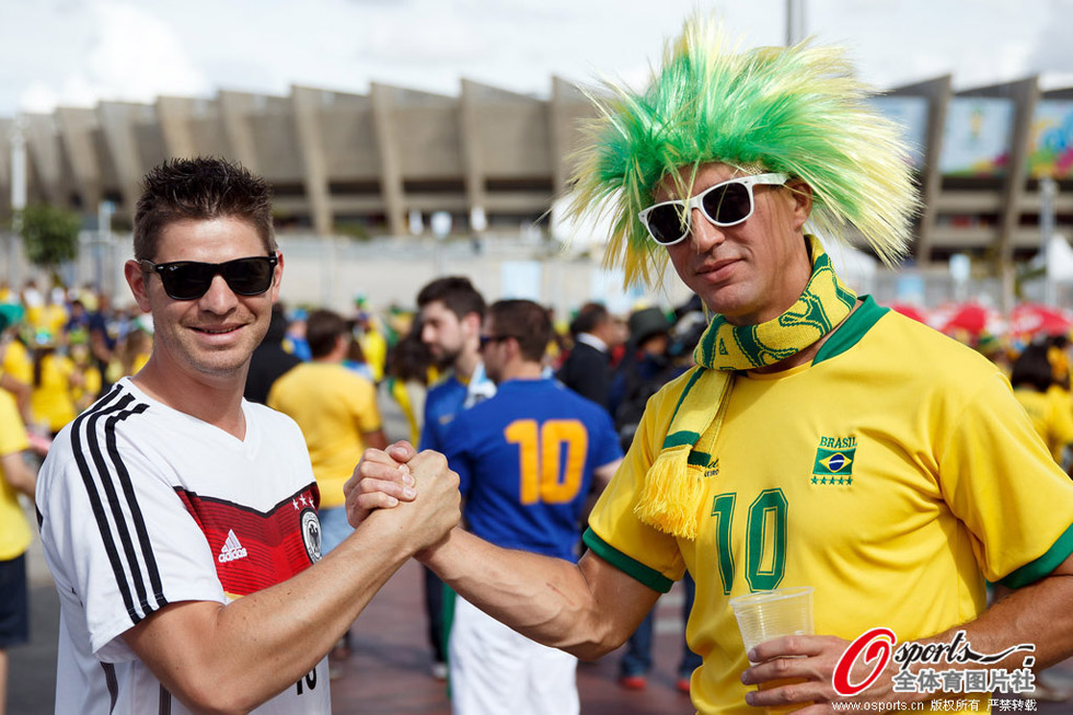 高清:巴西vs德国 两队球迷热情似火活力四射- M