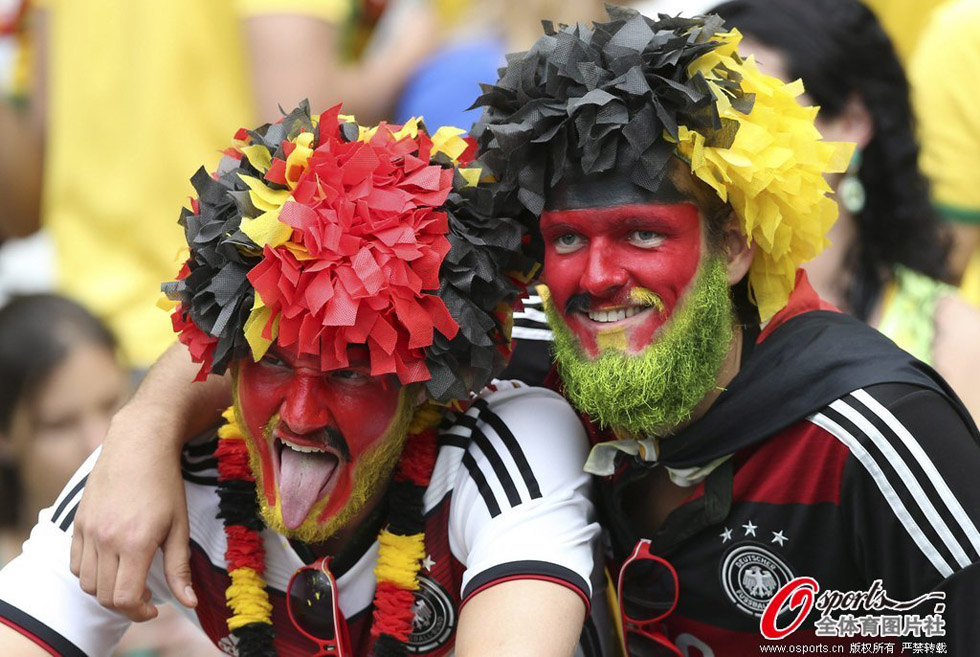 高清:巴西vs德国 两队球迷热情似火活力四射