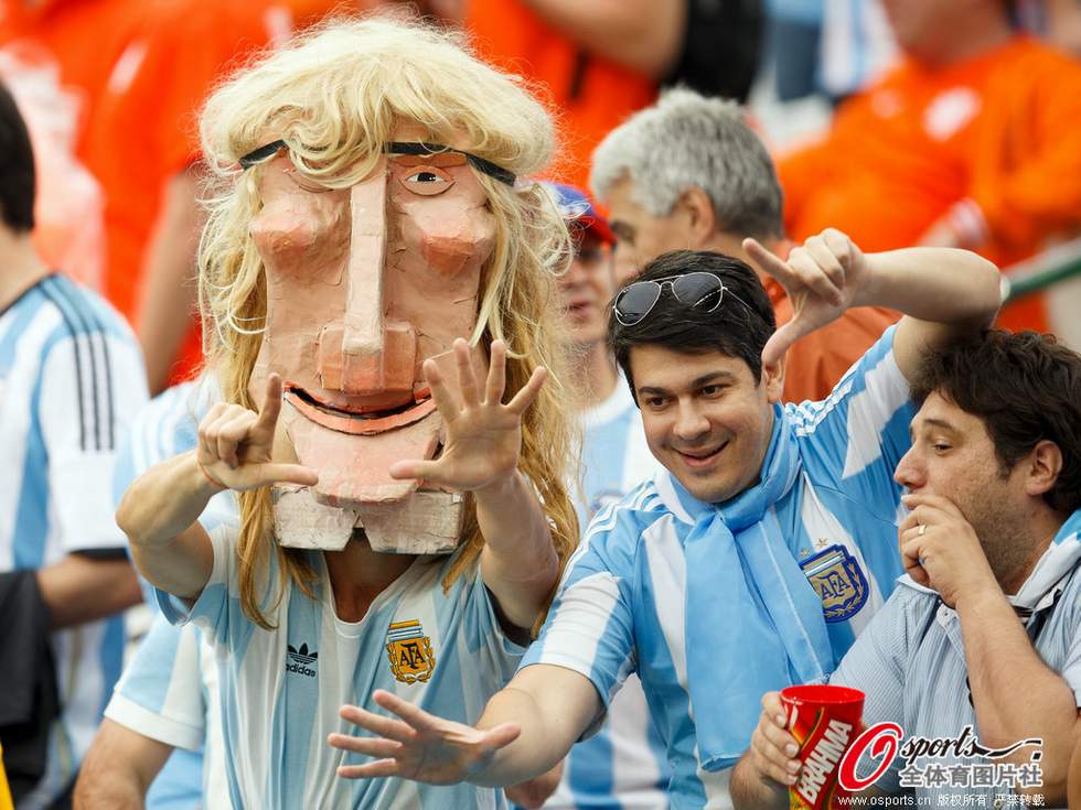 高清:阿根廷球迷做1比7手势嘲讽死敌巴西队