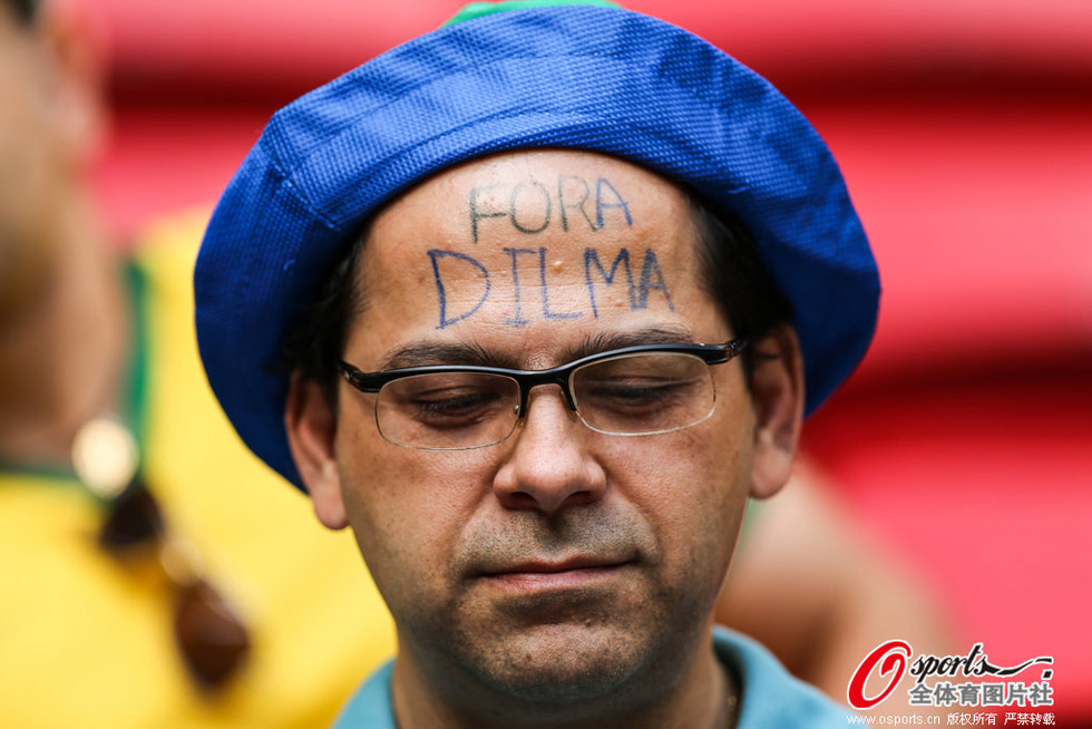 高清:巴西vs荷兰 两队球迷各出奇招激情助威- M