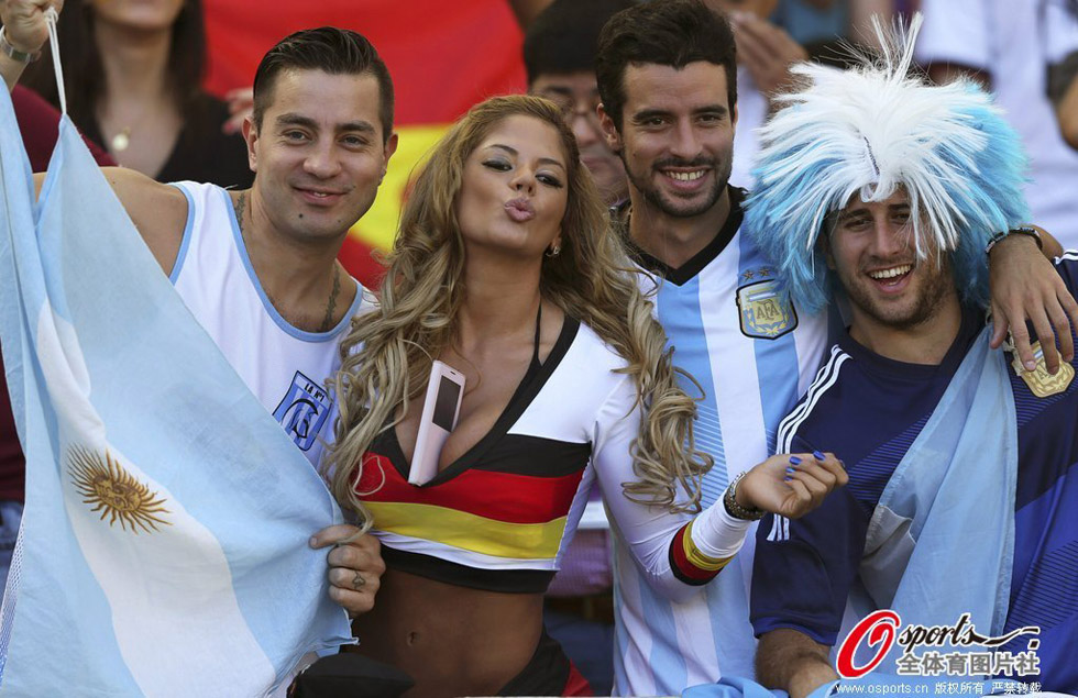 高清:德国vs阿根廷 两队球迷齐聚马拉卡纳