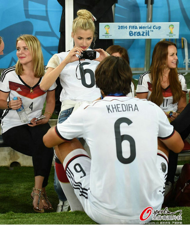 高清:巴西世界杯德国夺冠 球员与亲友共享喜悦