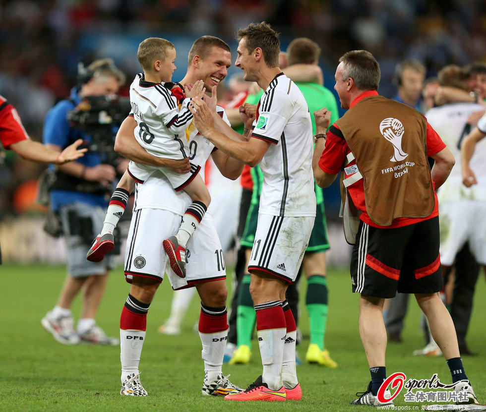 高清:巴西世界杯德国夺冠 球员与亲友共享喜悦