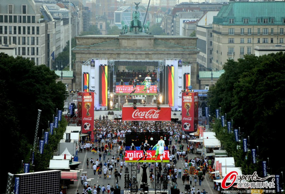 勃蘭登堡門前大屏幕正在播放比賽畫面