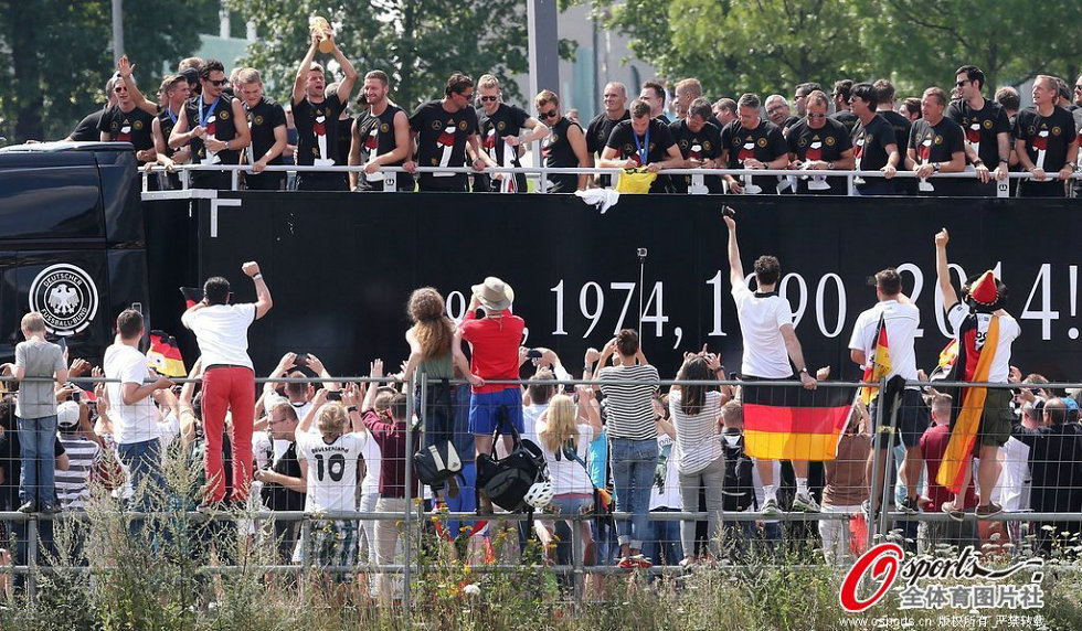高清：德國隊凱旋回國 勃蘭登堡門前分享奪冠喜悅