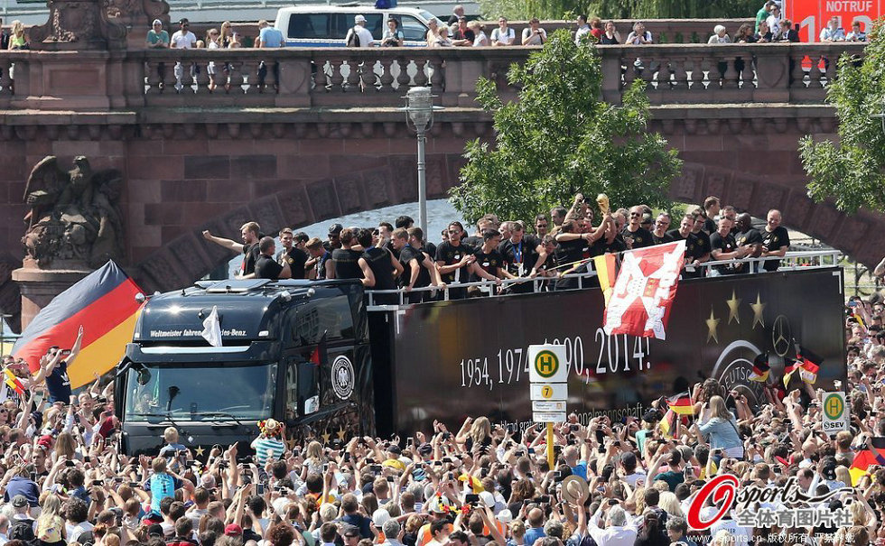 德國隊與球迷分享奪冠喜悅