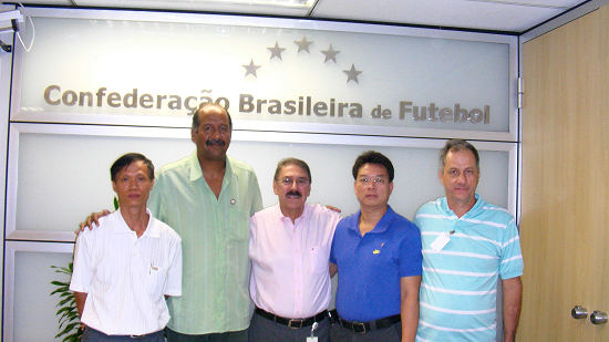 宋遠雄（右2）與巴西足協官員合影