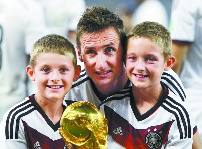 克洛泽携双胞胎爱子进场庆祝德国队捧得世界杯.