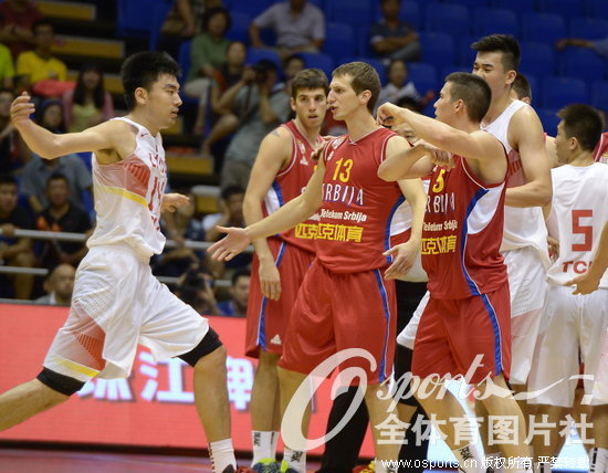 组图:中欧男篮对抗赛中国82-77塞尔维亚 双方