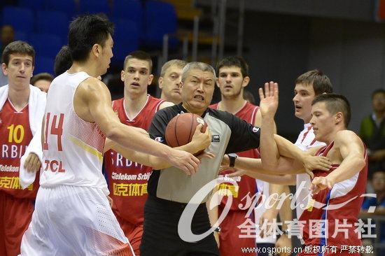 组图:中欧男篮对抗赛中国82-77塞尔维亚 双方