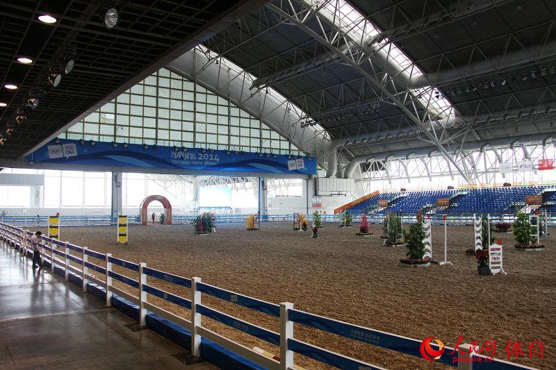 探访青奥会马术比赛场地 每匹马享受16平米标