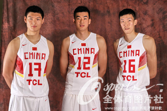 组图:中国男篮拍摄官方写真 新三大中锋霸气亮