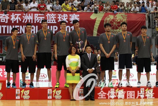 中国男篮队员获得季军
