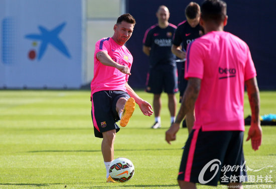 组图:巴萨训练备战新赛季 梅西新发型亮相