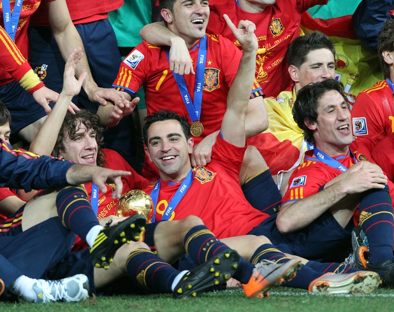 2010年南非世界杯,西班牙夺冠,哈维与队友庆祝
