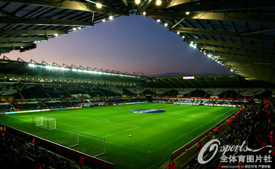  斯旺西队：自由球场。自由球场是一座位于威尔士第二大城市斯旺西的多用途运动场。球场为全坐席可容20,532名观众，是斯旺西最大的专用场地及全威尔士第三大的运动场。