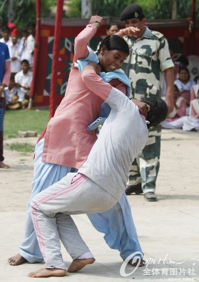 印度女子练习防身术