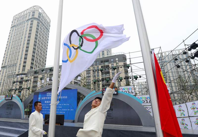 开村仪式上升国际奥委会会旗  新华社记者程敏摄