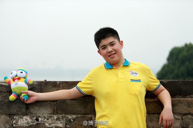徐钦禹是南京外国语学校的学生，除了学习成绩优异，他还曾多次参加省市排球比赛并取得了不俗的成绩。