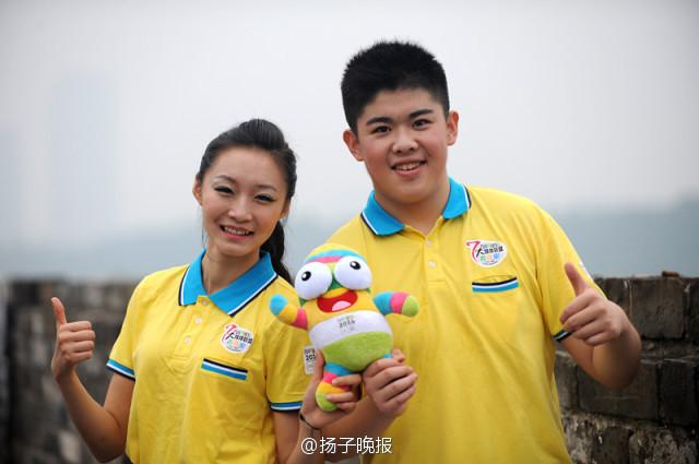 两位青奥形象大使来到网友投票选出的南京地标景点――明城墙，拍摄形象大片。