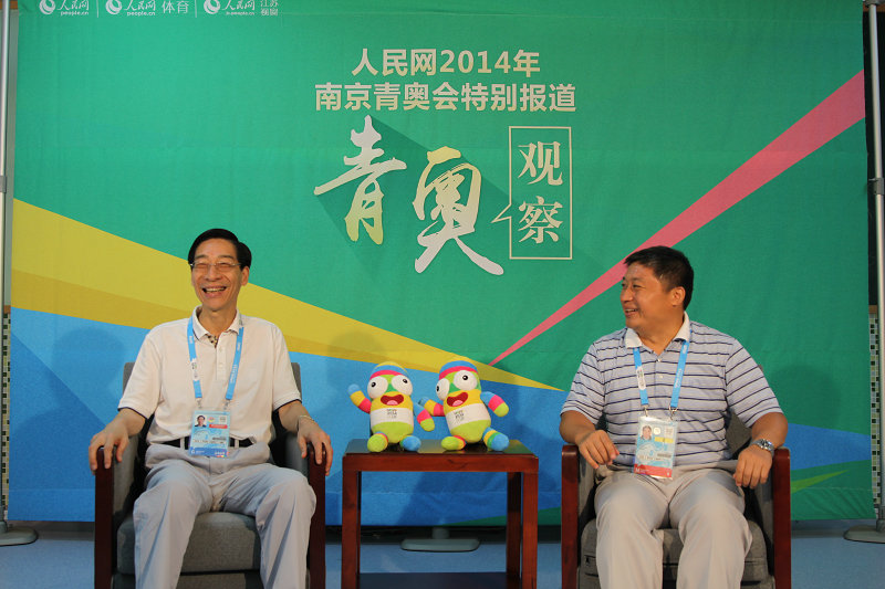 国家体育总局副局长冯建中（左）与人民日报体育部主任李中文体验人民网演播厅（史家民 摄）