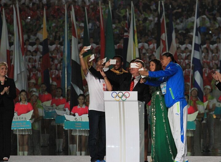 国际奥委会主席巴赫与运动员代表自拍（是钟寅 摄）