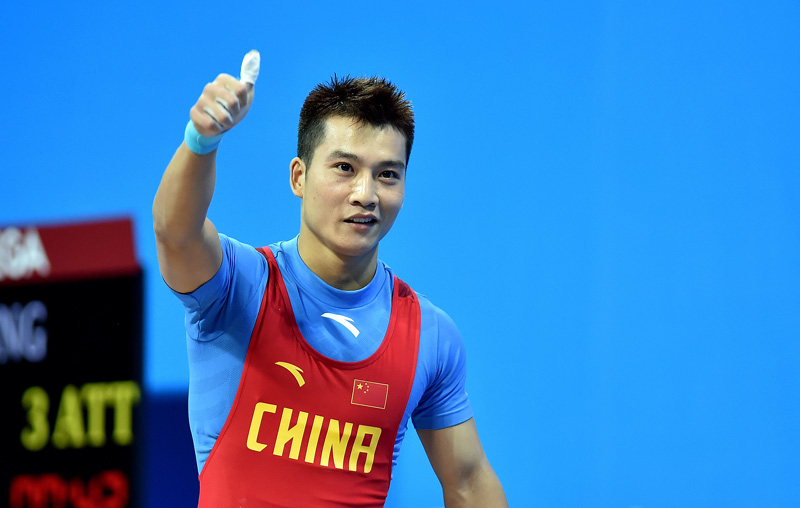 中国选手蒙成在比赛中竖起拇指