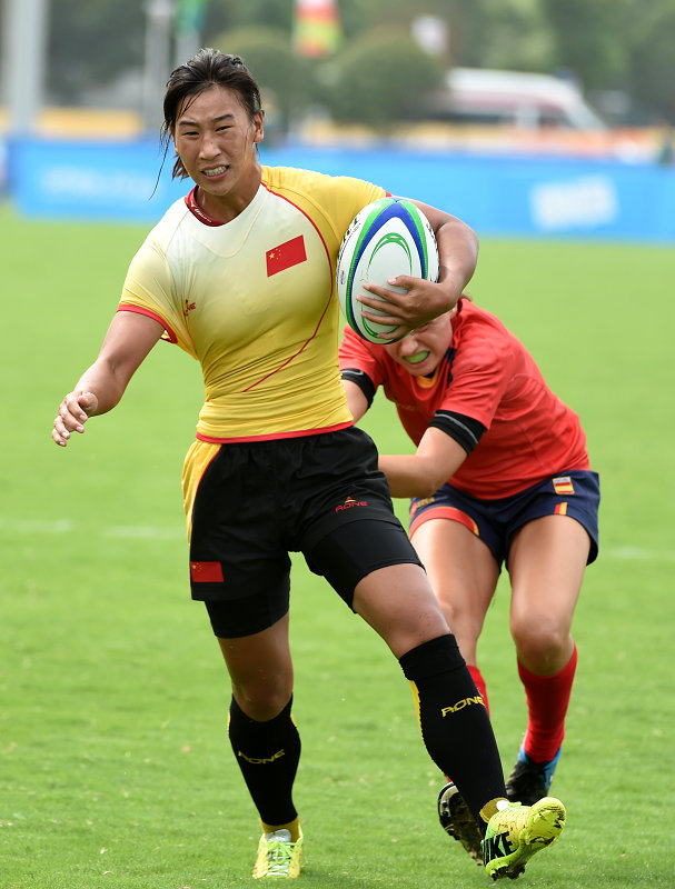 8月19日，中国队球员沈莹莹（左）在比赛中进攻。
