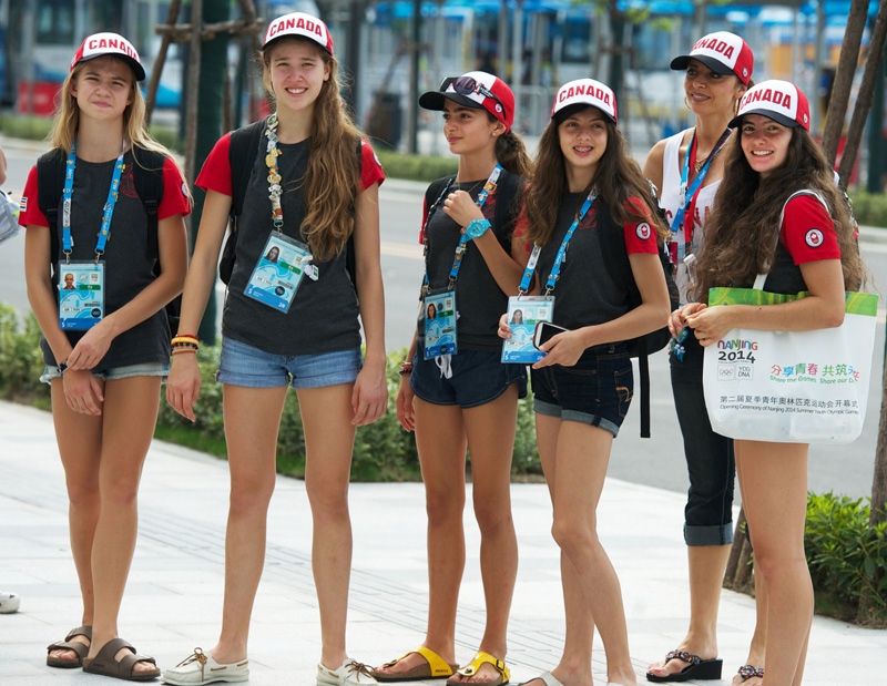 8月22日，一群加拿大女孩在南京青奥村里。