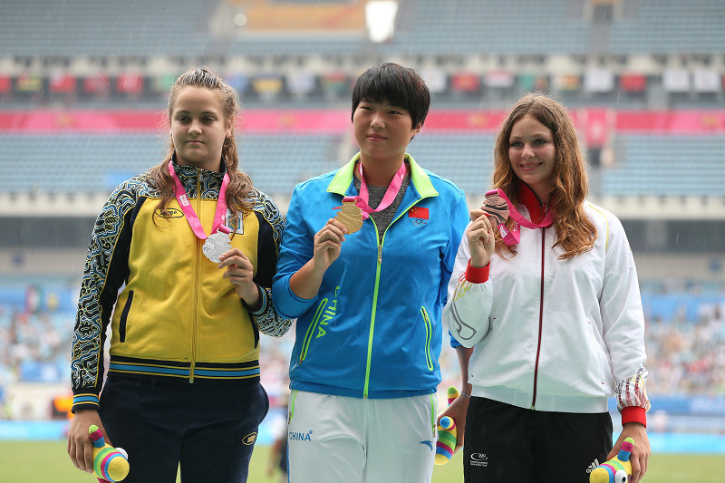 中国选手孙康平（中）、乌克兰选手阿廖娜・别利亚科娃（左）和德国选手拉腊・肯普卡在颁奖仪式上