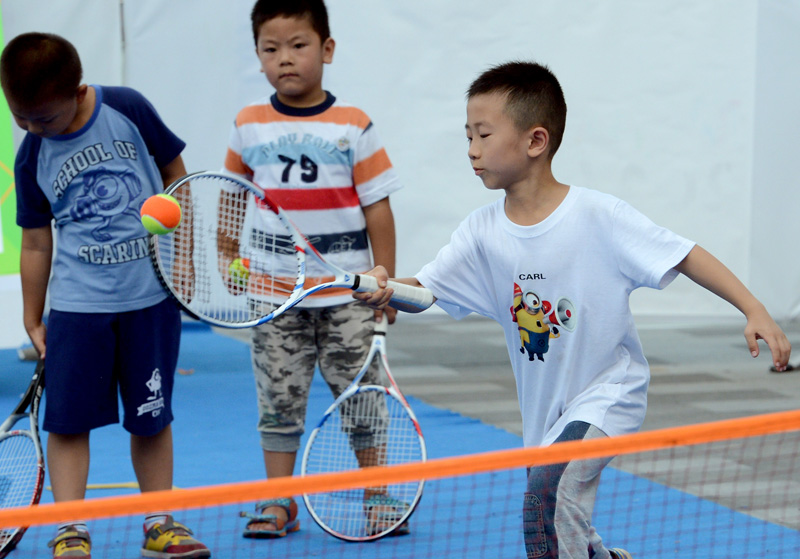 来自南京小朋友在体验网球