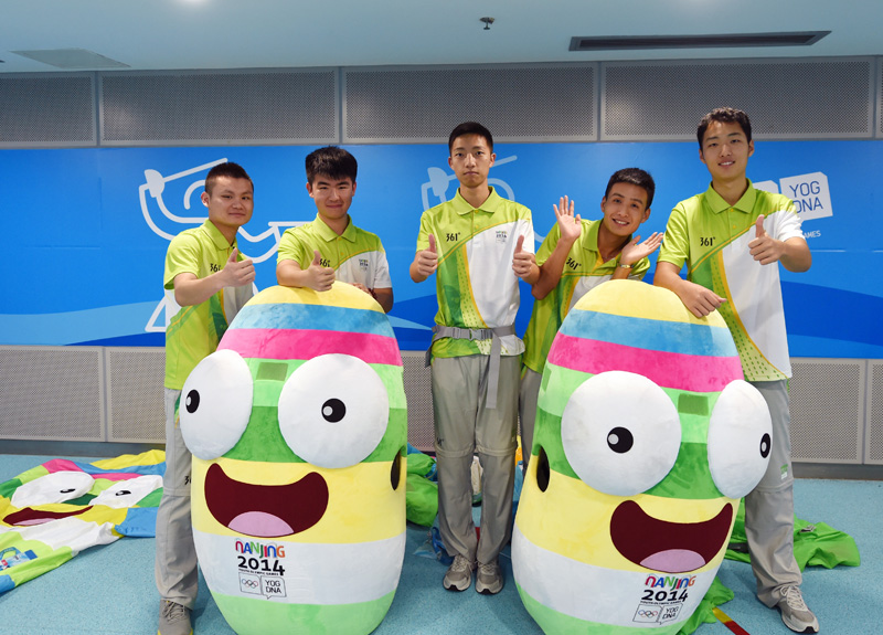 图为8月26日，奥体中心游泳馆“�i�i”的扮演者廖家仑、李一、龚凌云、李传剑和李胜（从左至右）合影。