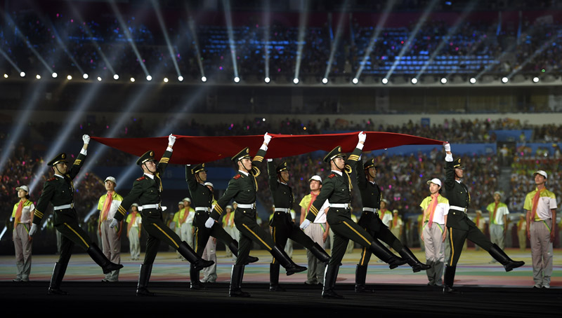 高清：南京青奧會閉幕式舉行 中華人民共和國國旗升起