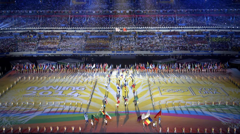 高清：南京青奧會閉幕式舉行 各代表團旗幟入場