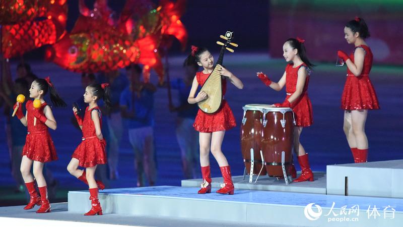 南京青奥会闭幕式:平安与志愿者自拍绽放青春
