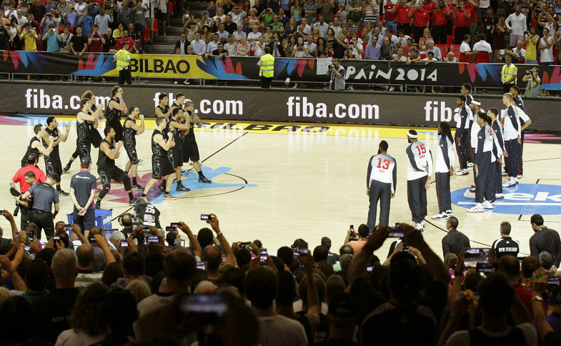 “不明觉厉”――2014年9月3日，2014年西班牙男篮世界杯C组，美国98：71胜新西兰。美国队开场前观看新西兰队战舞。