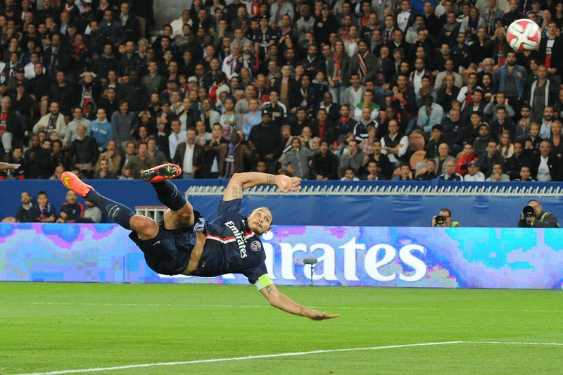 绝技――2014年9月1日，2014-2015赛季法甲联赛第4轮，巴黎圣日尔曼5：0胜圣埃蒂安。伊布再次上演倒钩射门的绝技。