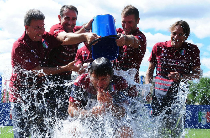 冰桶挑战――2014年9月1日，意大利国家队召开发布会 主帅孔蒂接受冰桶挑战。