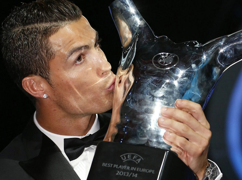 荣膺最佳――2014年8月29日，2014年欧足联颁奖典礼，C罗荣膺上赛季最佳球员。
