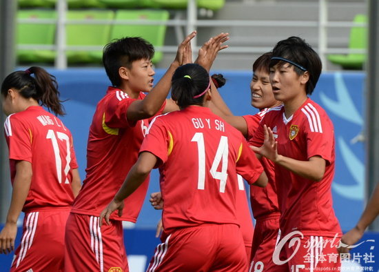 中国女足队员庆祝进球