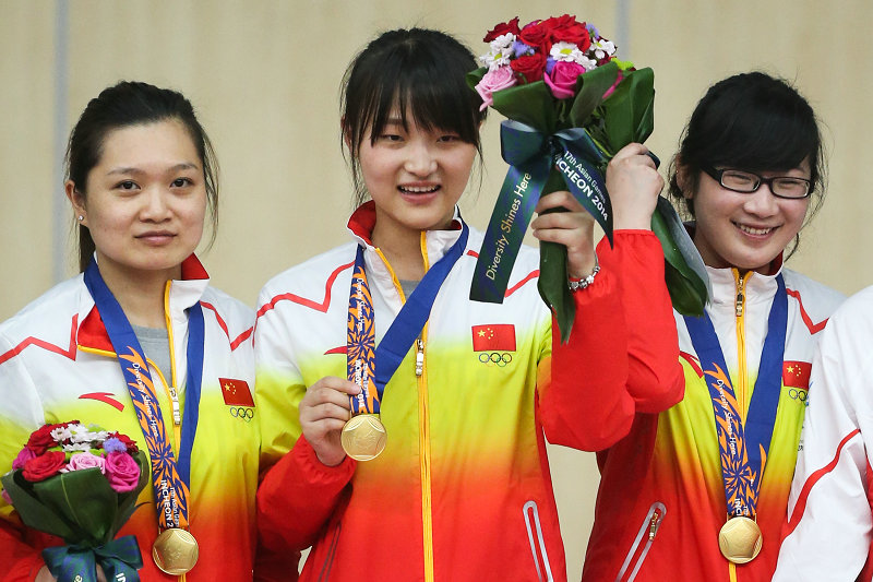 中国队选手郭文�B、周庆媛和张梦圆（从左至右）在颁奖仪式上