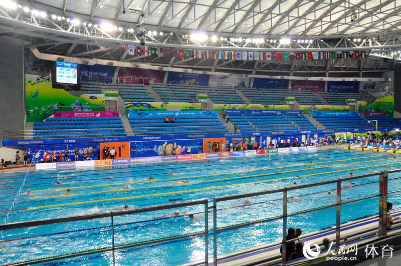 高清:亚运会游泳比赛今日打响 选手赛前紧张备