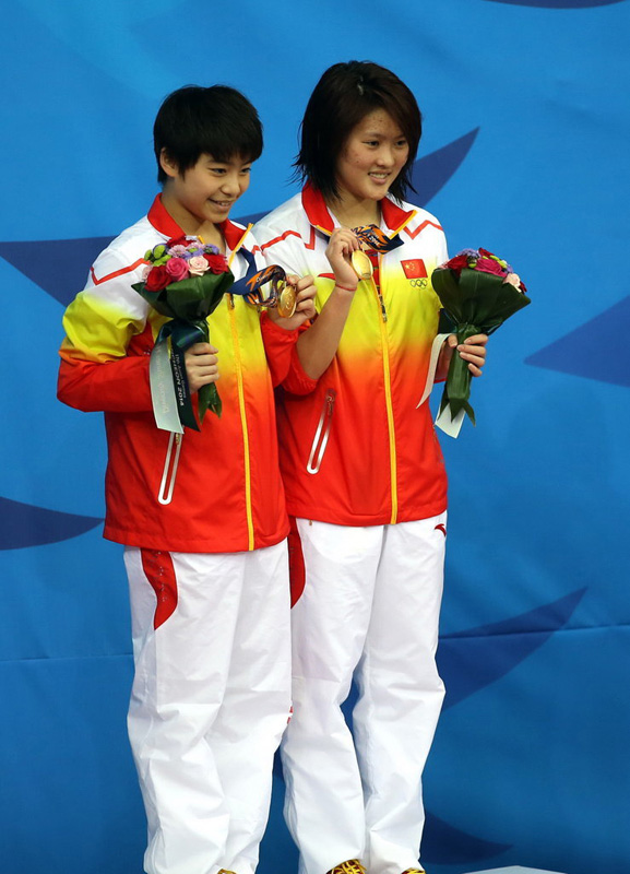 陈若琳/刘蕙瑕站在领奖台上。