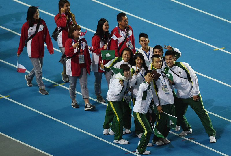 中国澳门代表团运动员（前）在闭幕式上自拍