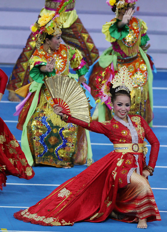高清:仁川亚运会闭幕 印尼8分钟展示民族风情